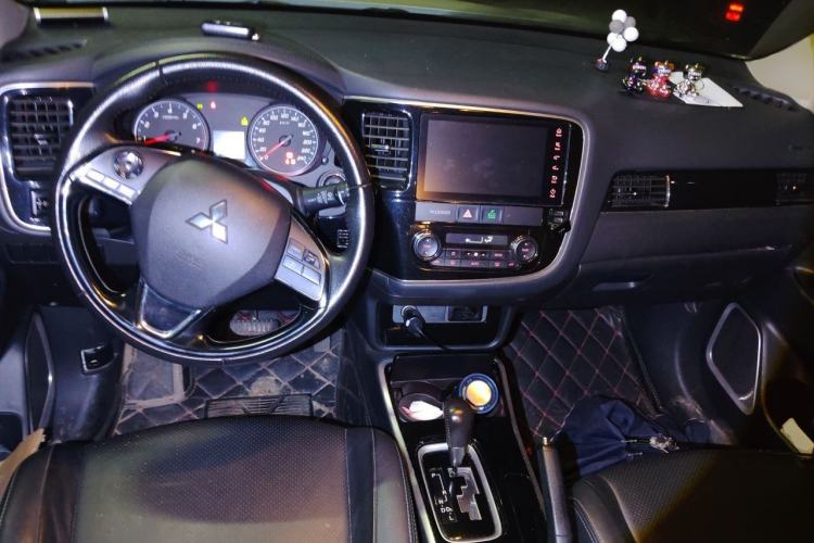 Used Mitsubishi Outlander  Center Console