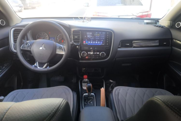 Used Mitsubishi Outlander 2018 2.0L Two-Wheel Drive Glory Edition 5 Seats Center Console