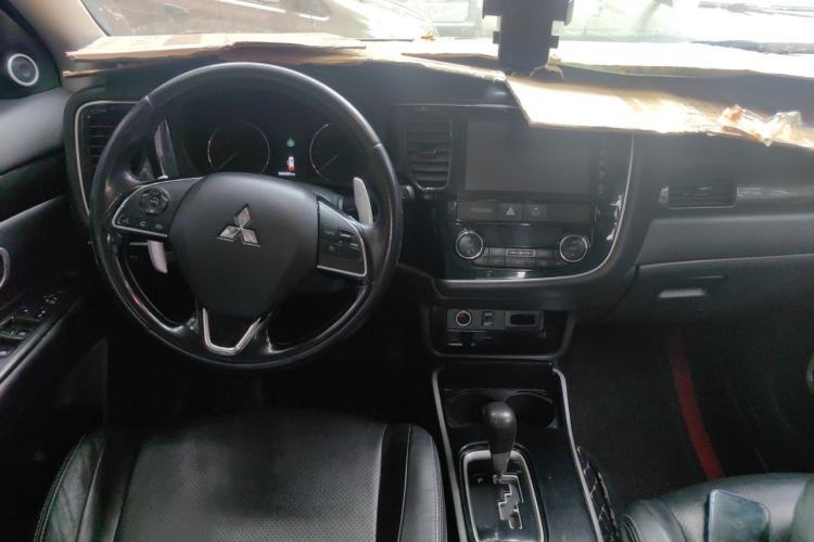 Used Mitsubishi Outlander 2018 2.4L 4x4 Luxury Edition 7-Seater Center Console