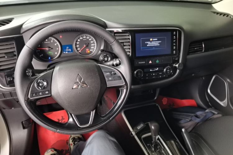 Used Mitsubishi Outlander 2018 2.0L Two-Wheel Drive Glory Edition 5 Seats Center Console