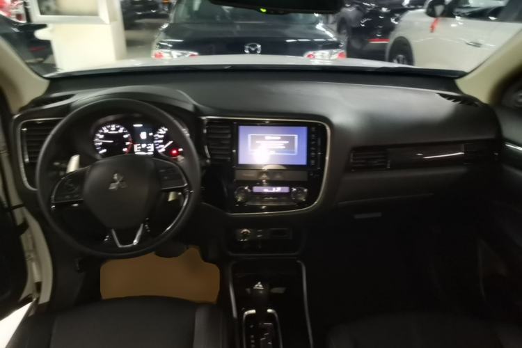 Used Mitsubishi Outlander 2018 2.4L 4x4 Elite Edition 5 Seats Center Console