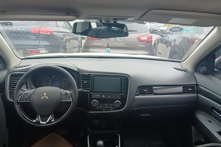 Used Mitsubishi Outlander 2018 2.0L Two-Wheel-Drive Jiale Edition 7-Seater Center Console
