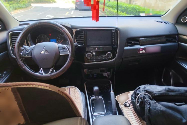 Used Mitsubishi Outlander 2018 2.0L Two-Wheel Drive Glory Edition 5 Seats Center Console