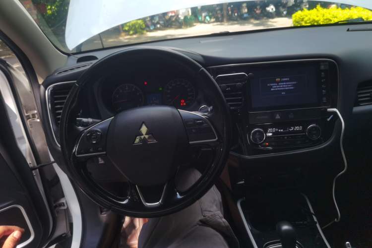 Used Mitsubishi Outlander 2018 2.0L Two-Wheel-Drive Jiale Edition 7-Seater Center Console