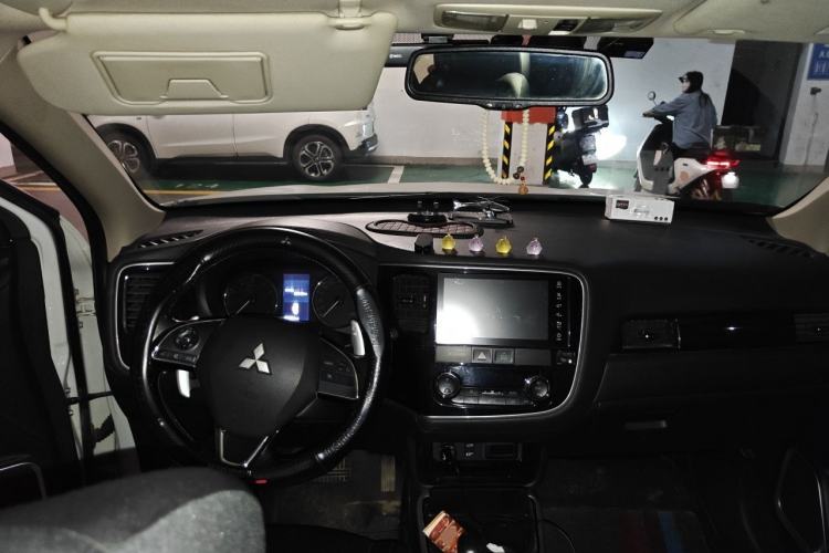 Used Mitsubishi Outlander 2018 2.4L 4x4 Elite Edition 5 Seats Center Console