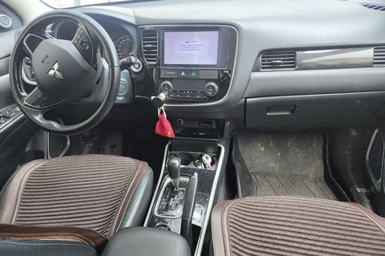 Used Mitsubishi Outlander 2018 2.0L Two-Wheel Drive Glory Edition 5 Seats Center Console