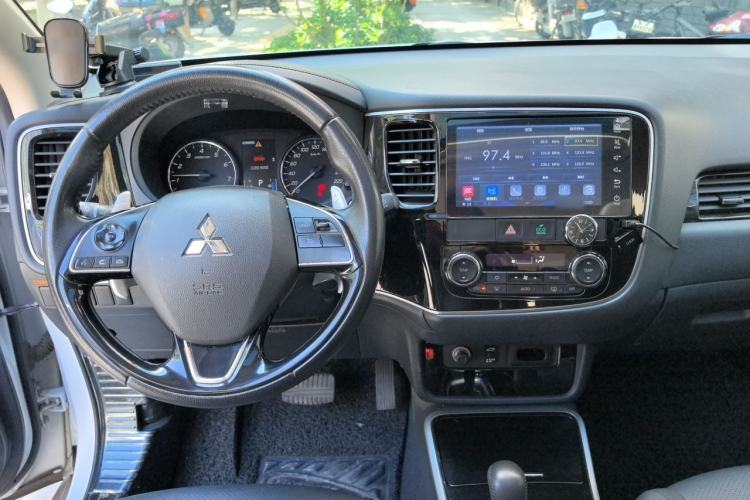 Used Mitsubishi Outlander 2018 2.4L 4x4 Elite Edition 5 Seats Center Console