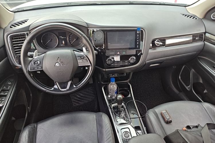Used Mitsubishi Outlander 2018 2.4L 4x4 Elite Edition 5 Seats Center Console