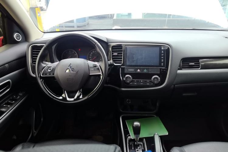 Used Mitsubishi Outlander 2018 2.0L Two-Wheel Drive Glory Edition 5 Seats Center Console
