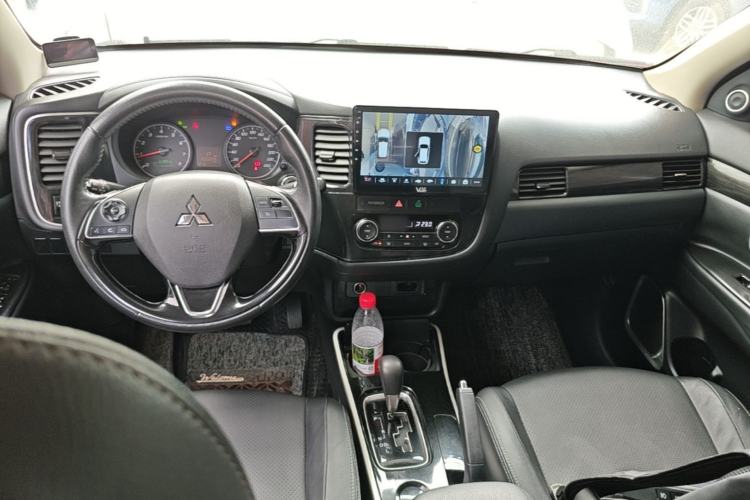 Used Mitsubishi Outlander 2018 2.0L Two-Wheel-Drive Jiale Edition 7-Seater Center Console