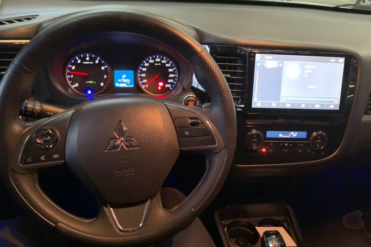 Used Mitsubishi Outlander 2018 2.0L Two-Wheel Drive Glory Edition 5 Seats Center Console