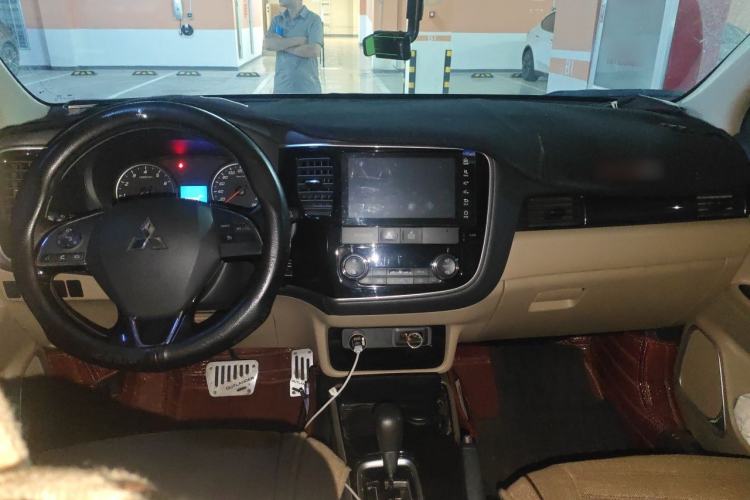 Used Mitsubishi Outlander 2018 2.0L Two-Wheel Drive Glory Edition 5 Seats Center Console