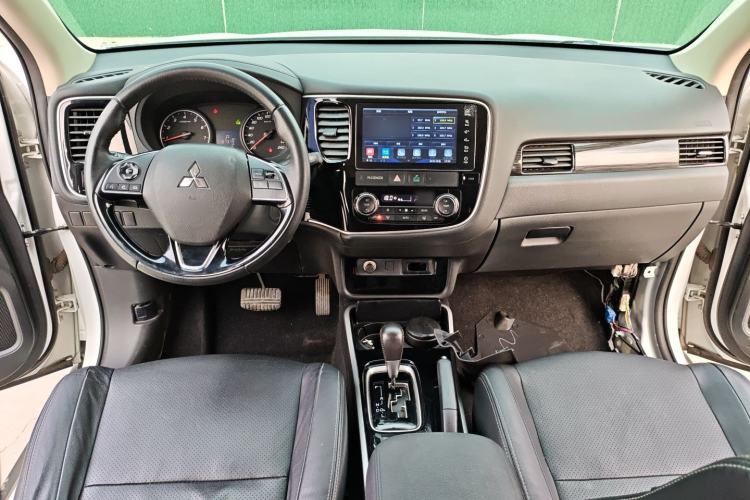 Used Mitsubishi Outlander 2018 2.0L Two-Wheel Drive Glory Edition 5 Seats Center Console