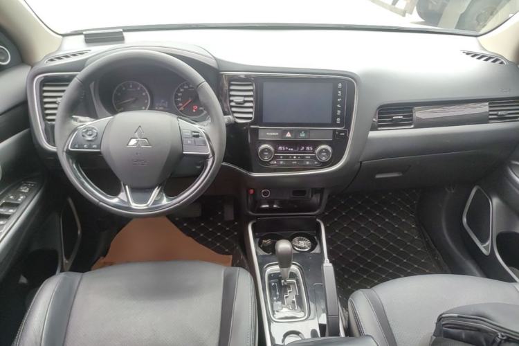 Used Mitsubishi Outlander 2018 2.0L Two-Wheel Drive Glory Edition 5 Seats Center Console