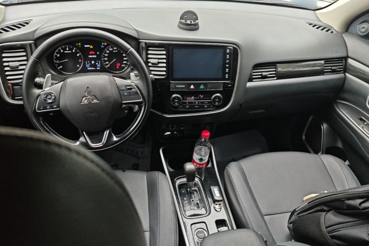 Used Mitsubishi Outlander 2018 2.4L 4x4 Elite Edition 5 Seats Center Console