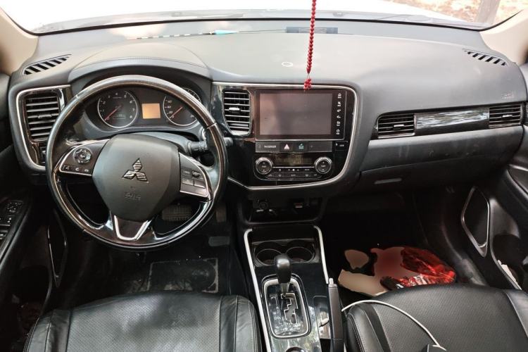 Used Mitsubishi Outlander 2018 2.0L Two-Wheel Drive Glory Edition 5 Seats Center Console
