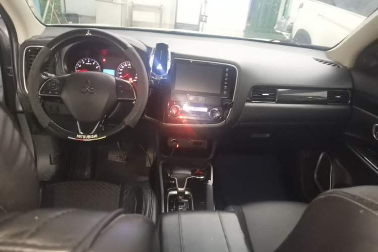 Used Mitsubishi Outlander 2018 2.0L Two-Wheel Drive Glory Edition 5 Seats Center Console