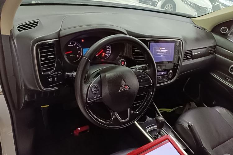Used Mitsubishi Outlander 2018 2.0L Two-Wheel Drive Glory Edition 5 Seats Center Console