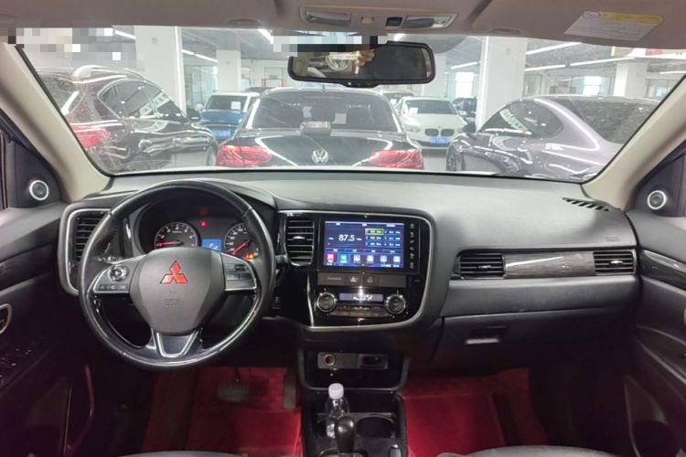 Used Mitsubishi Outlander 2018 2.0L Two-Wheel Drive Glory Edition 5 Seats Center Console
