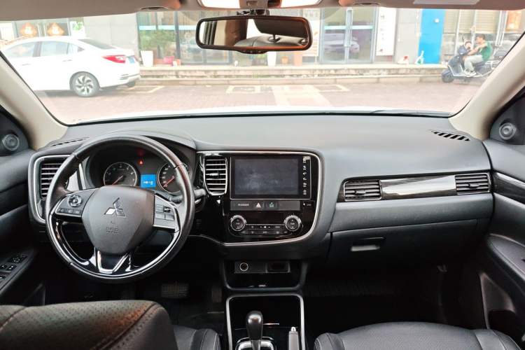 Used Mitsubishi Outlander 2018 2.0L Two-Wheel Drive Glory Edition 5 Seats Center Console
