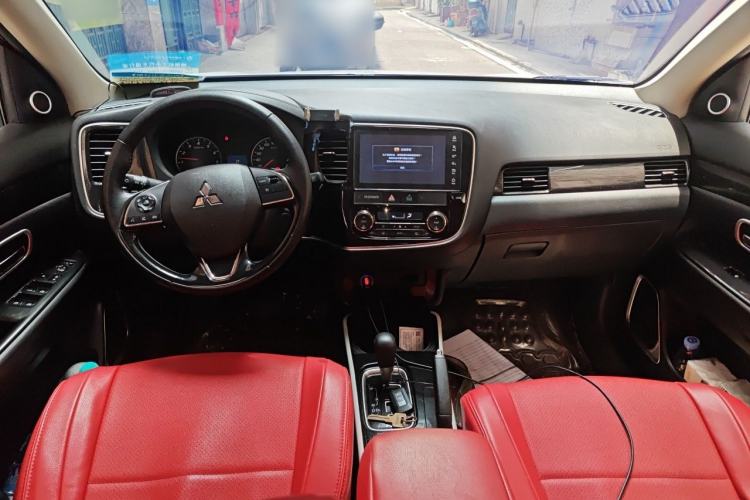 Used Mitsubishi Outlander 2018 2.0L Two-Wheel Drive Glory Edition 5 Seats Center Console