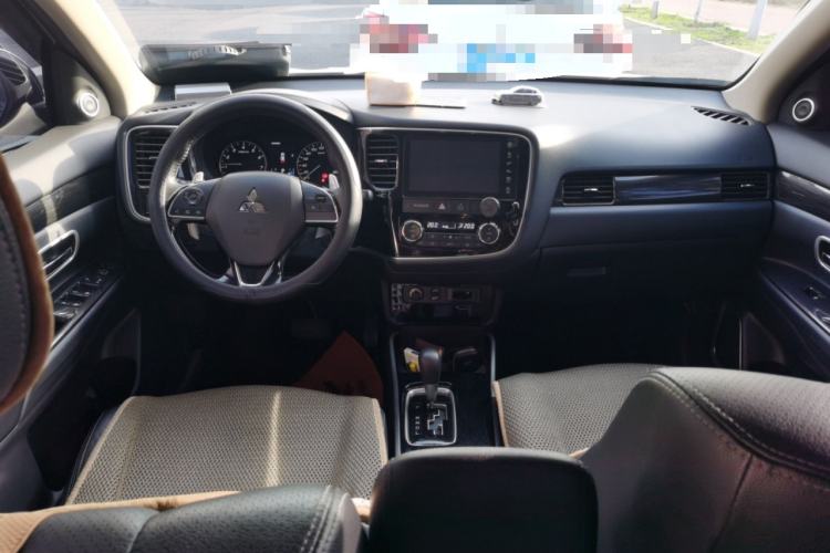 Used Mitsubishi Outlander 2018 2.4L 4x4 Luxury Edition 7-Seater Center Console