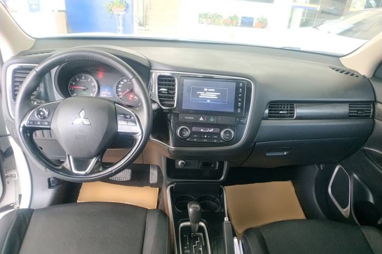 Used Mitsubishi Outlander 2018 2.0L Two-Wheel-Drive Jiale Edition 7-Seater Center Console
