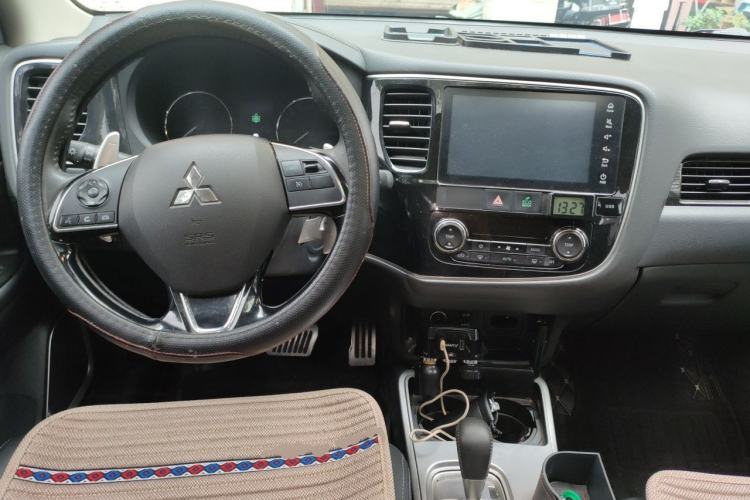 Used Mitsubishi Outlander 2018 2.4L 4x4 Luxury Edition 7-Seater Center Console