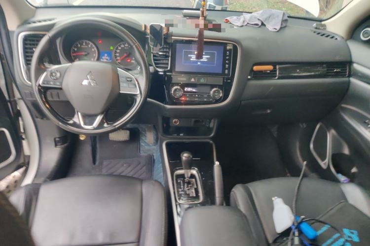 Used Mitsubishi Outlander 2018 2.0L Two-Wheel-Drive Jiale Edition 7-Seater Center Console