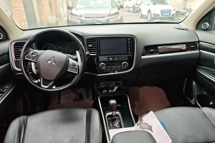 Used Mitsubishi Outlander 2018 2.4L 4x4 Elite Edition 5 Seats Center Console