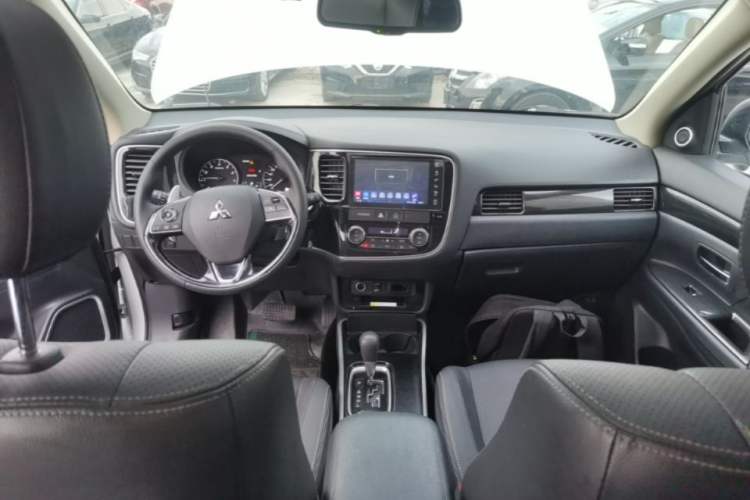 Used Mitsubishi Outlander 2018 2.4L 4x4 Elite Edition 5 Seats Center Console
