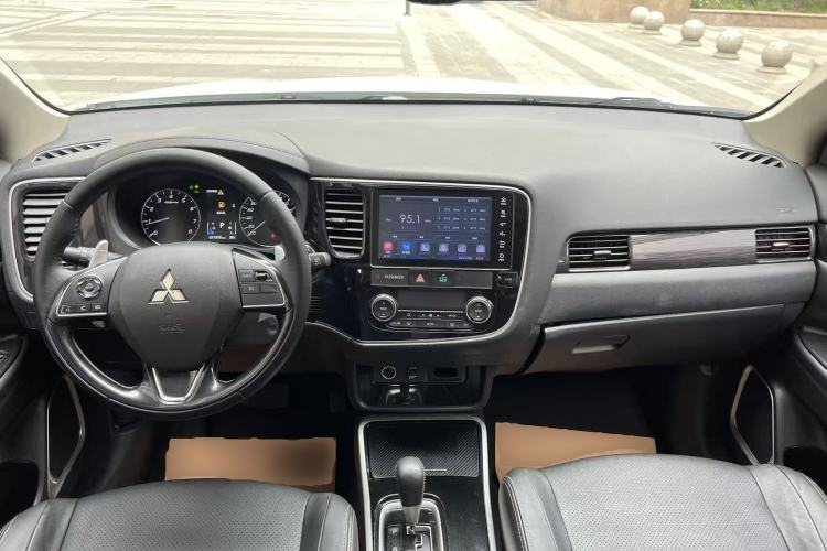 Used Mitsubishi Outlander 2018 2.4L 4x4 Elite Edition 5 Seats Center Console