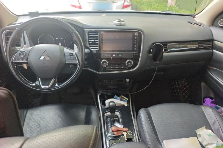 Used Mitsubishi Outlander 2018 2.4L 4x4 Luxury Edition 7-Seater Center Console