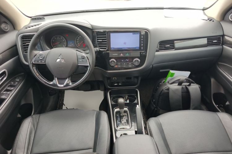 Used Mitsubishi Outlander 2018 2.0L Two-Wheel Drive Glory Edition 5 Seats Center Console