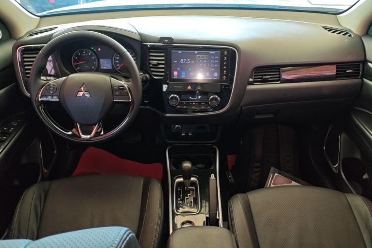 Used Mitsubishi Outlander 2018 2.0L Two-Wheel-Drive Jiale Edition 7-Seater Center Console