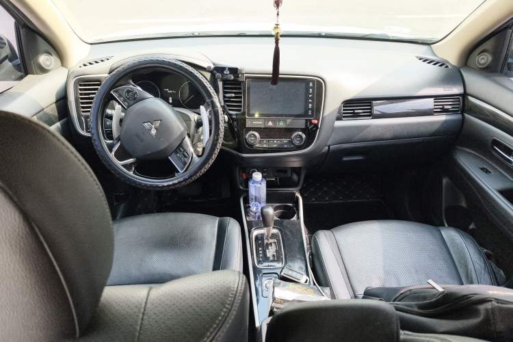 Used Mitsubishi Outlander 2018 2.4L 4x4 Elite Edition 5 Seats Center Console