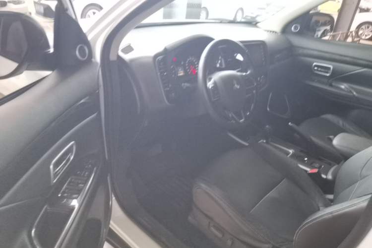 Used Mitsubishi Outlander 2018 2.0L Two-Wheel Drive Glory Edition 5 Seats Driver Seat