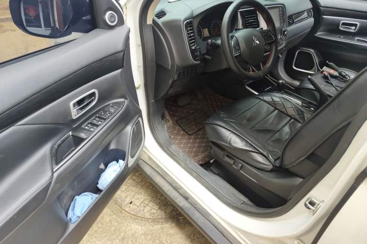 Used Mitsubishi Outlander 2018 2.0L Two-Wheel Drive Glory Edition 5 Seats Driver Seat