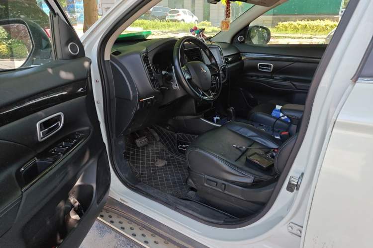 Used Mitsubishi Outlander 2018 2.4L 4x4 Elite Edition 5 Seats Driver Seat