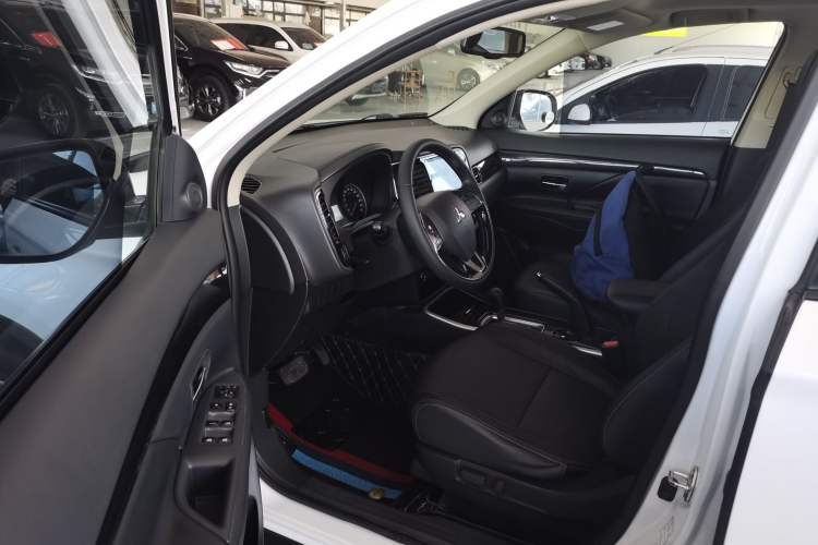 Used Mitsubishi Outlander 2018 2.0L Two-Wheel Drive Glory Edition 5 Seats Driver Seat