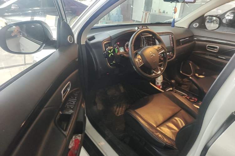 Used Mitsubishi Outlander 2018 2.0L Two-Wheel Drive Glory Edition 5 Seats Driver Seat