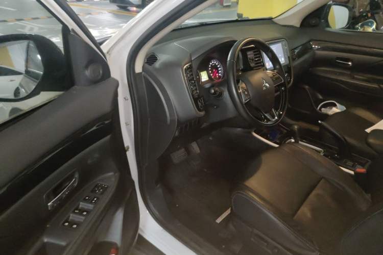 Used Mitsubishi Outlander 2018 2.0L Two-Wheel Drive Glory Edition 5 Seats Driver Seat