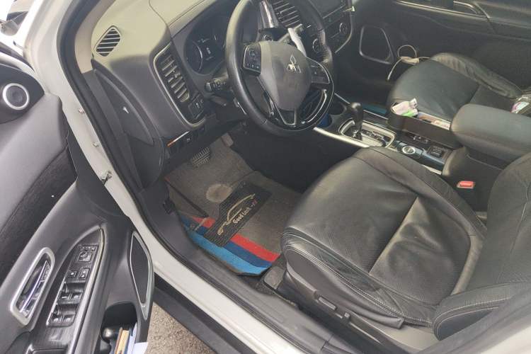 Used Mitsubishi Outlander 2018 2.4L 4x4 Luxury Edition 7-Seater Driver Seat