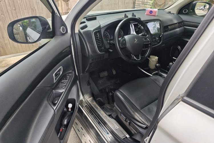 Used Mitsubishi Outlander 2018 2.0L Two-Wheel Drive Glory Edition 5 Seats Driver Seat