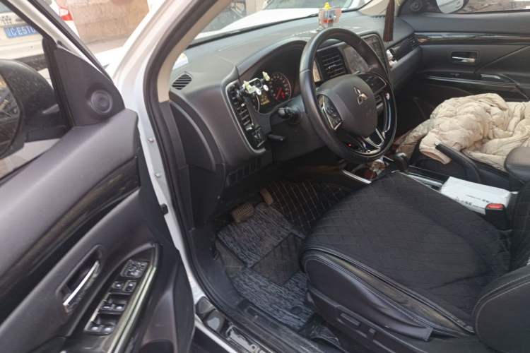 Used Mitsubishi Outlander 2018 2.0L Two-Wheel Drive Glory Edition 5 Seats Driver Seat
