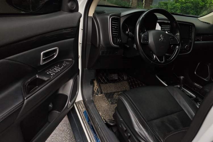 Used Mitsubishi Outlander 2018 2.4L 4x4 Elite Edition 5 Seats Driver Seat