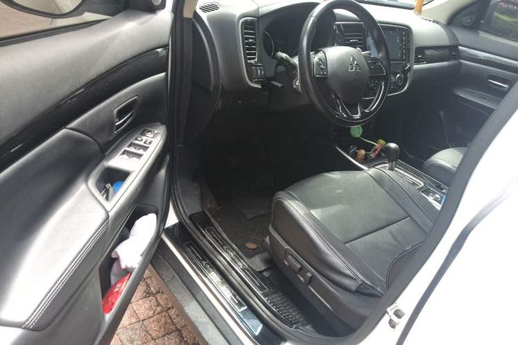 Used Mitsubishi Outlander 2018 2.4L 4x4 Elite Edition 5 Seats Driver Seat