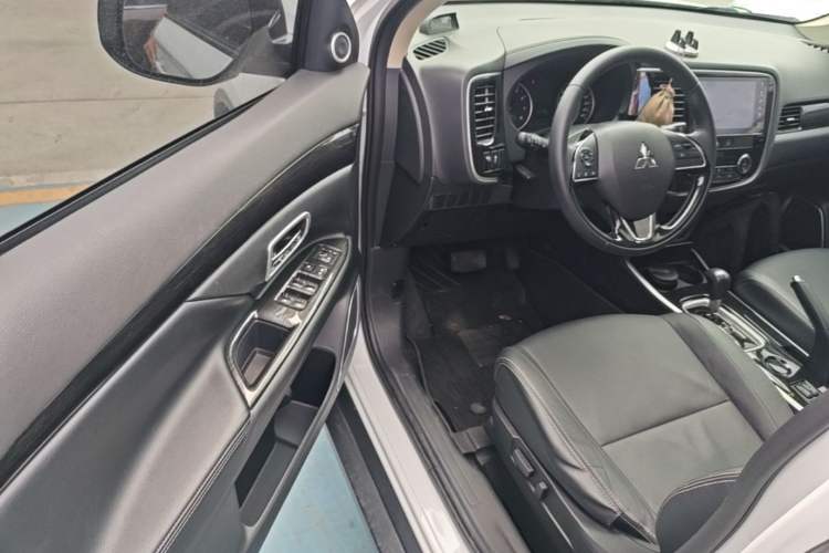 Used Mitsubishi Outlander 2018 2.0L Two-Wheel Drive Glory Edition 5 Seats Driver Seat