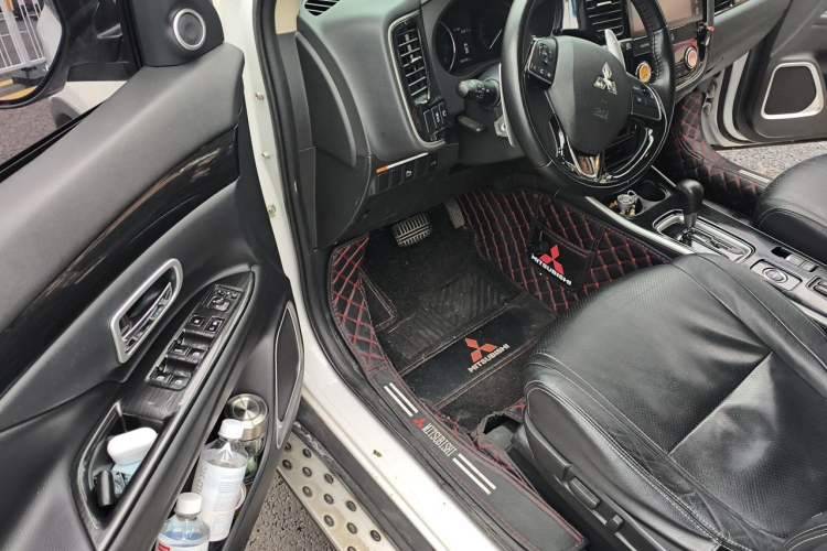 Used Mitsubishi Outlander 2018 2.4L 4x4 Luxury Edition 7-Seater Driver Seat
