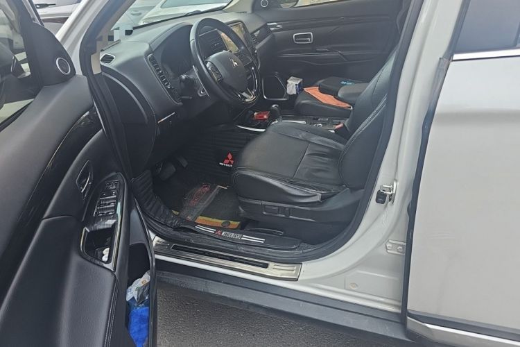 Used Mitsubishi Outlander 2018 2.4L 4x4 Luxury Edition 7-Seater Driver Seat
